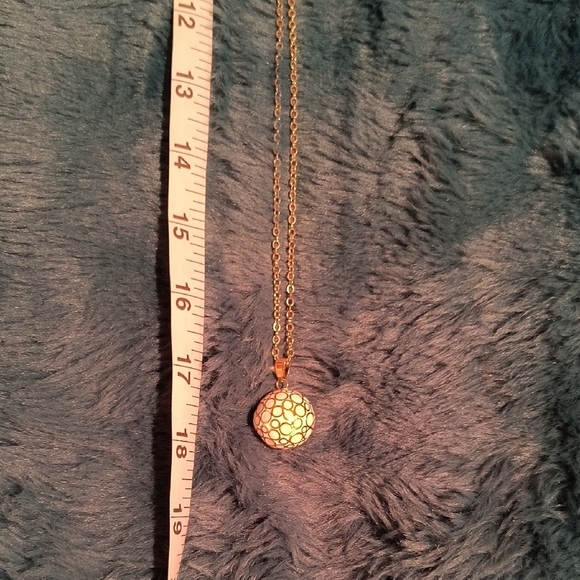 Elegant Gold Pendant Necklace - Picture 3 of 4